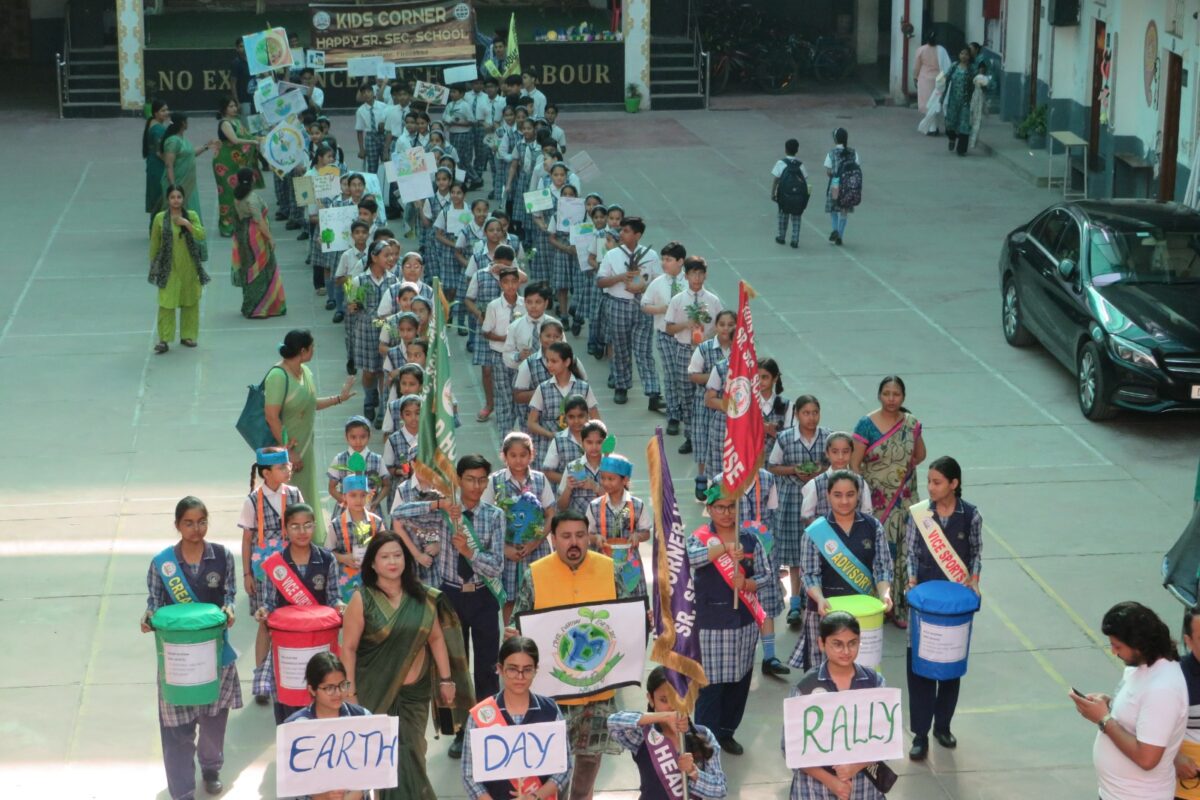 पृथ्वी दिवस पर किड्स कॉर्नर स्कूल में जागरूकता रैली आयोजित