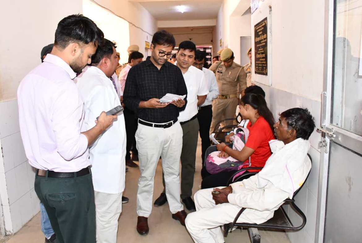 डीएम ने सामुदायिक स्वास्थ्य केंद्र टूंडला का किया निरीक्षण, अव्यवस्थाओं पर जताई नाराजगी
