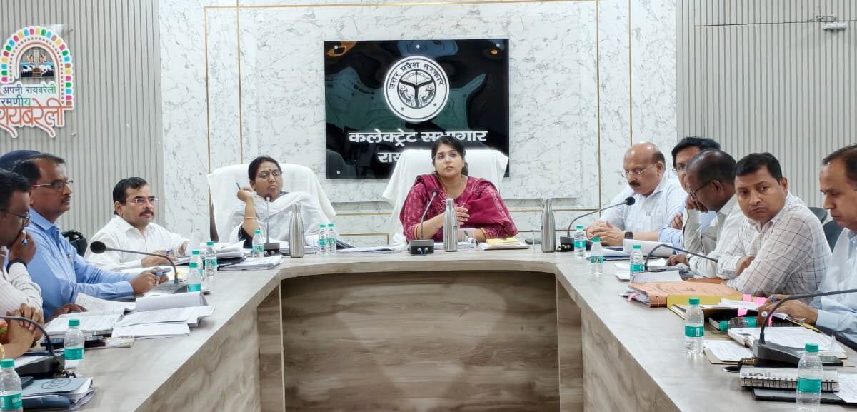 सीएम डैशबोर्ड समीक्षा बैठक में डीएम ने दिए लंबित प्रकरणों के शीघ्र निस्तारण के निर्देश