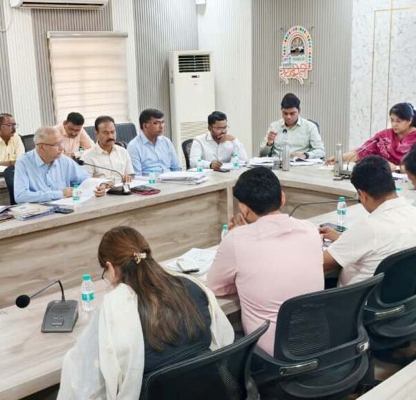 राजस्व कार्यों की समीक्षा बैठक में डीएम ने&hellip;