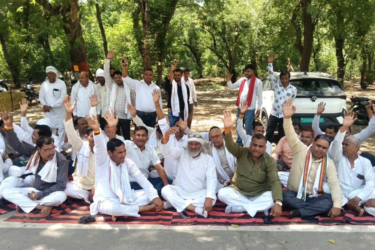 मांगों को लेकर प्रधानों का जिला मुख्यालय पर अनिश्चितकालीन धरना शुरू