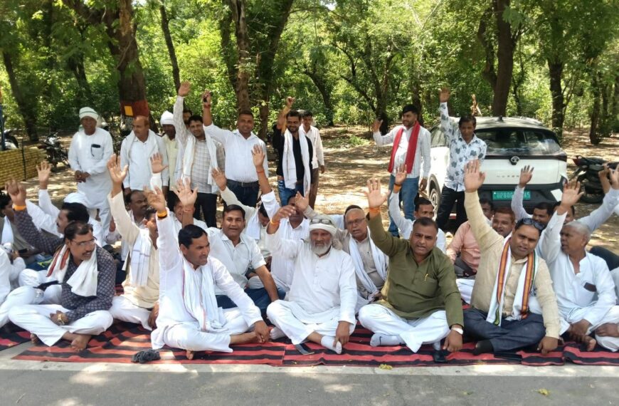 मांगों को लेकर प्रधानों का जिला मुख्यालय पर अनिश्चितकालीन धरना शुरू