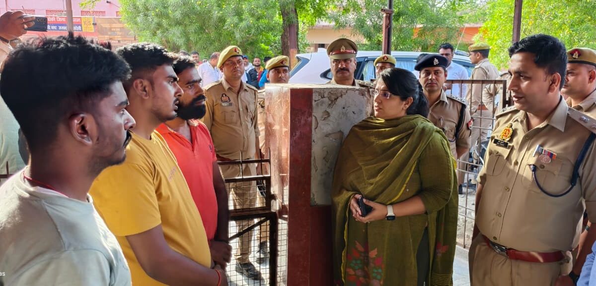 गंगा में डूबने से तीन की मौत, डीएम व एसपी ने परिजनों से की मुलाकात