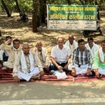 दूसरे दिन भी जारी रहा प्रधान संघ का धरना, डीएम से ज्ञापन लेने की मांग