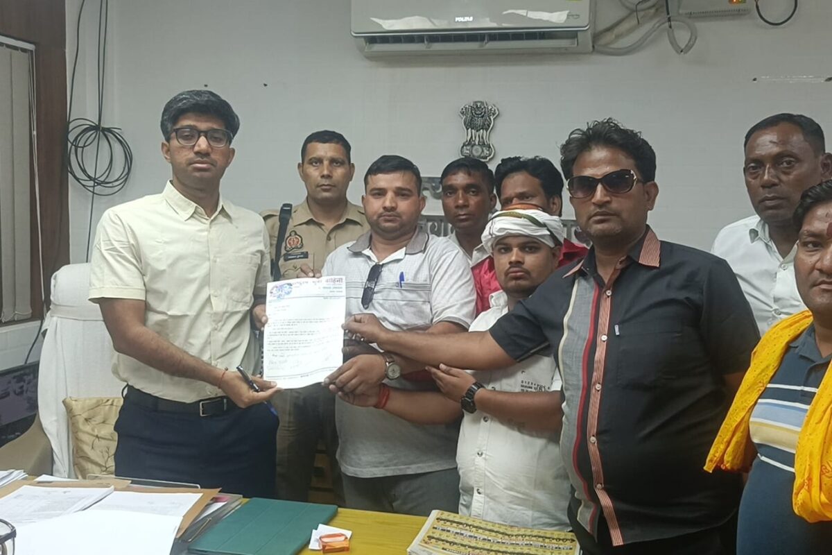 भीषण गर्मी में राहत की मांग, नगर आयुक्त को सौंपा ज्ञापन