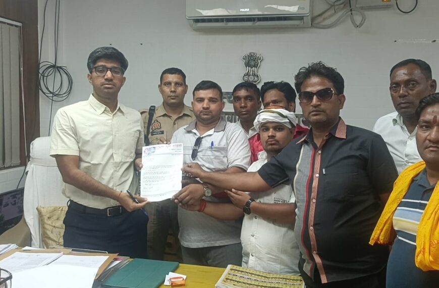 भीषण गर्मी में राहत की मांग, नगर आयुक्त को सौंपा ज्ञापन