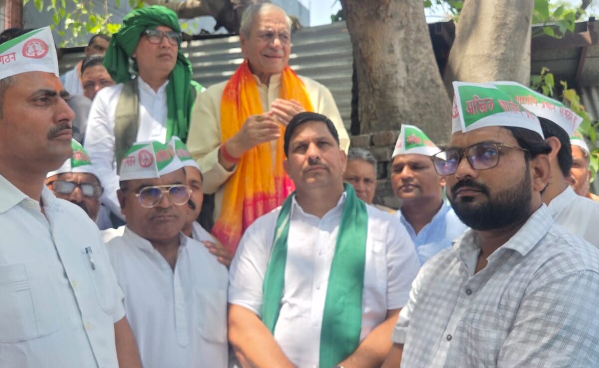 चुनाव समय पर कराने की मांग, मंत्री को सौंपा ज्ञापन