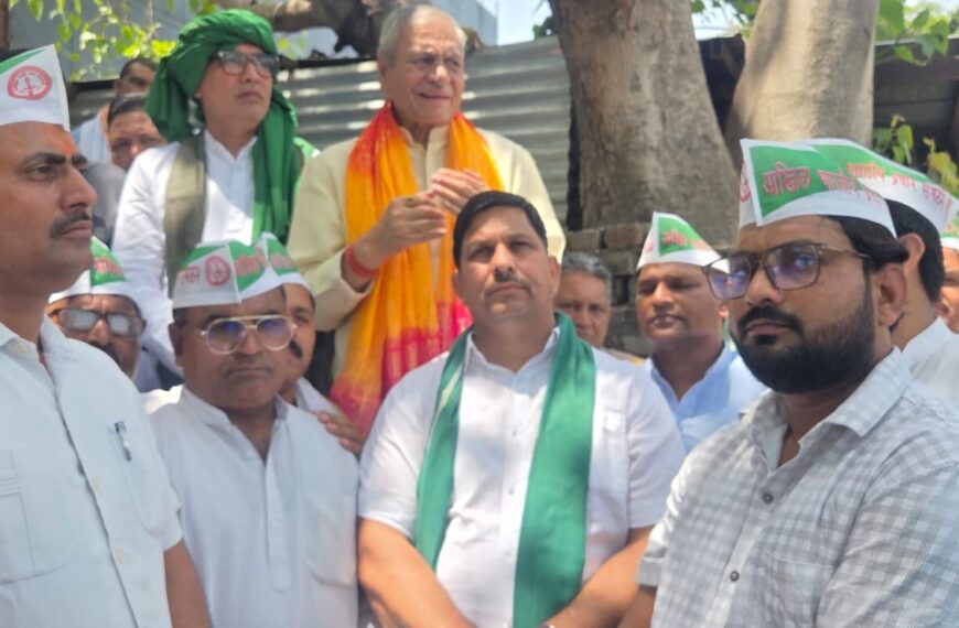 चुनाव समय पर कराने की मांग, मंत्री को सौंपा ज्ञापन