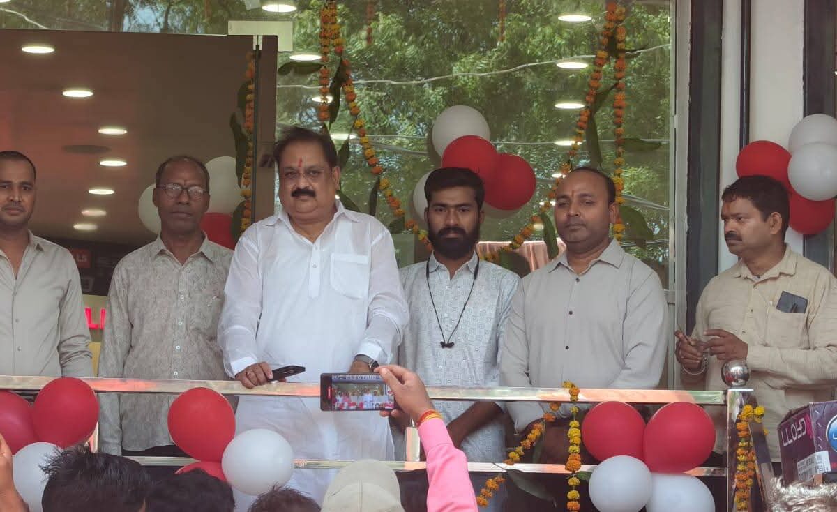 पूर्व विधायक अजय पाल सिंह ने ‘यूनिक इलेक्ट्रॉनिक वर्ल्ड’ शोरूम का किया उद्घाटन