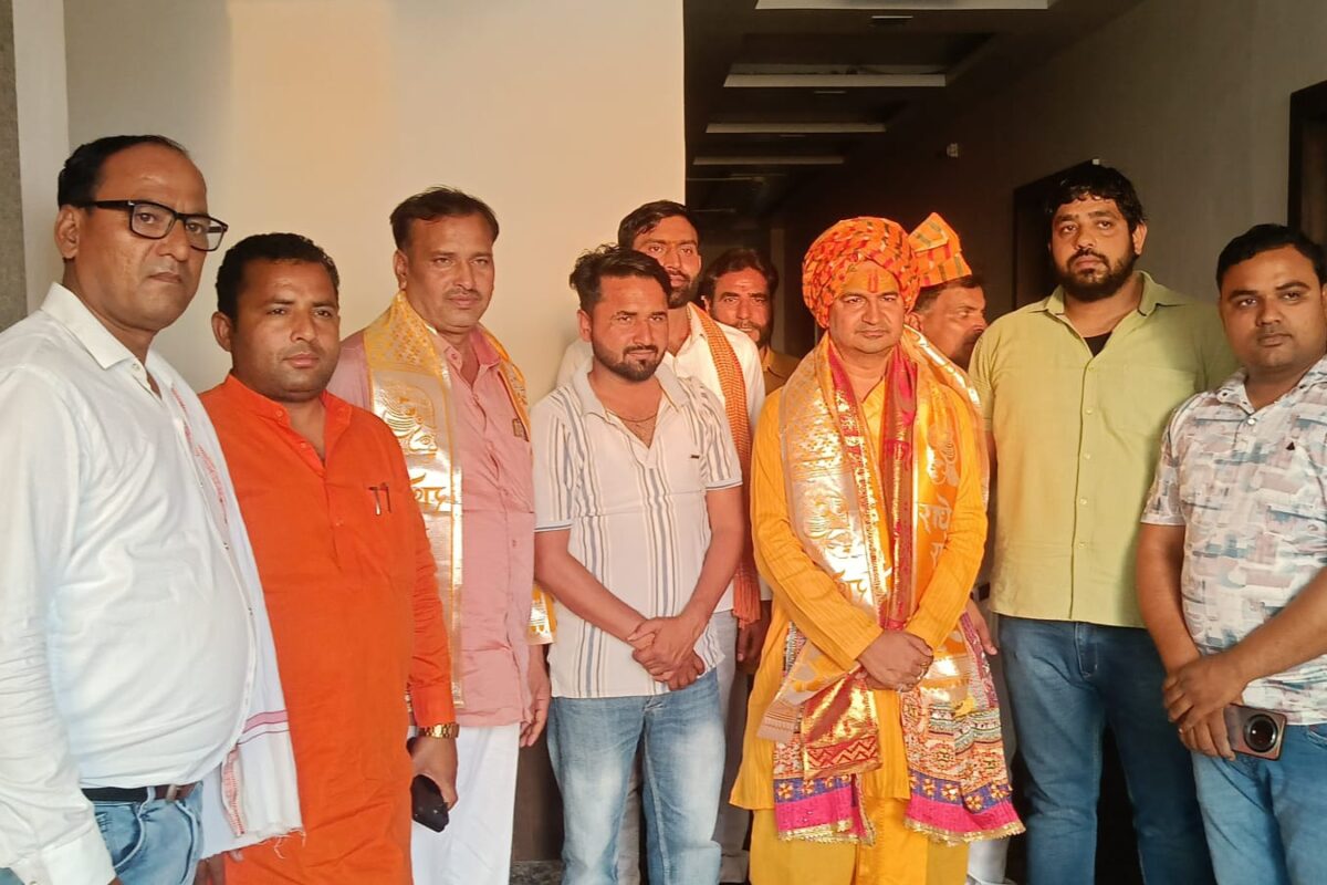 छाता तहसील में नमाज को लेकर विवाद, साधु-संतों ने जताया विरोध