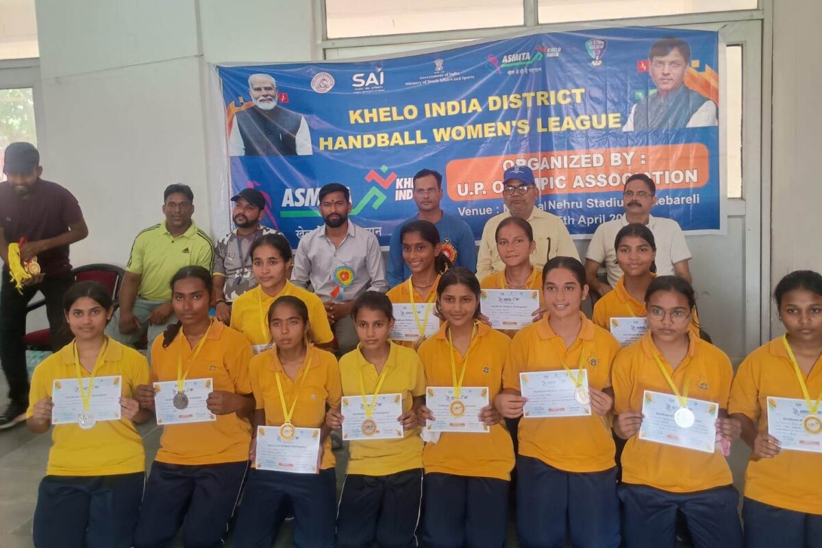 गौरव का क्षण : हैंडबॉल वुमेंस लीग में एस.जे.एस. पब्लिक स्कूल की टीम को रजत पदक
