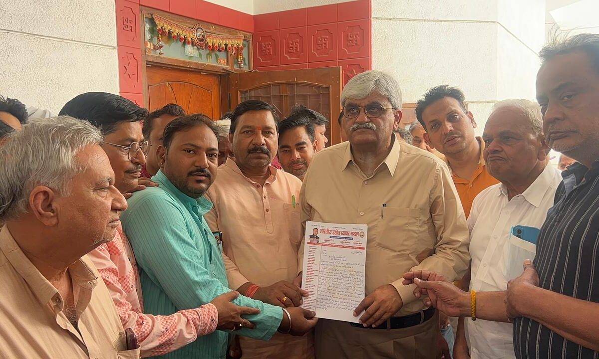 मार्केट तोड़े जाने के प्रस्ताव के विरोध में व्यापारियों ने सौंपा ज्ञापन