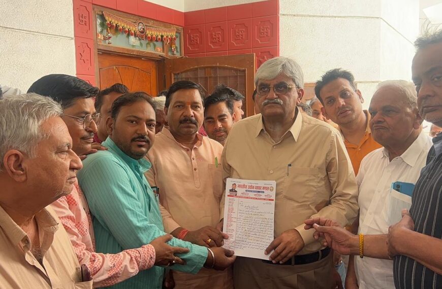 मार्केट तोड़े जाने के प्रस्ताव के विरोध में व्यापारियों ने सौंपा ज्ञापन