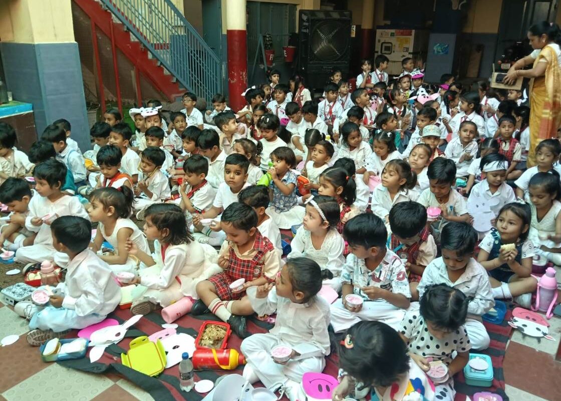 मिल्क डे पर बच्चों को किया गया जागरूक, आईसक्रीम पाकर खिले चेहरे