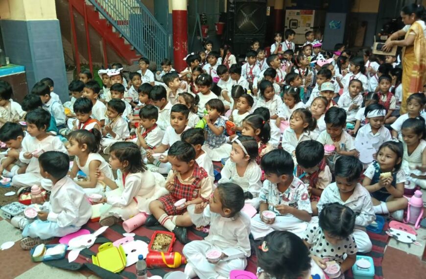 मिल्क डे पर बच्चों को किया गया जागरूक, आईसक्रीम पाकर खिले चेहरे