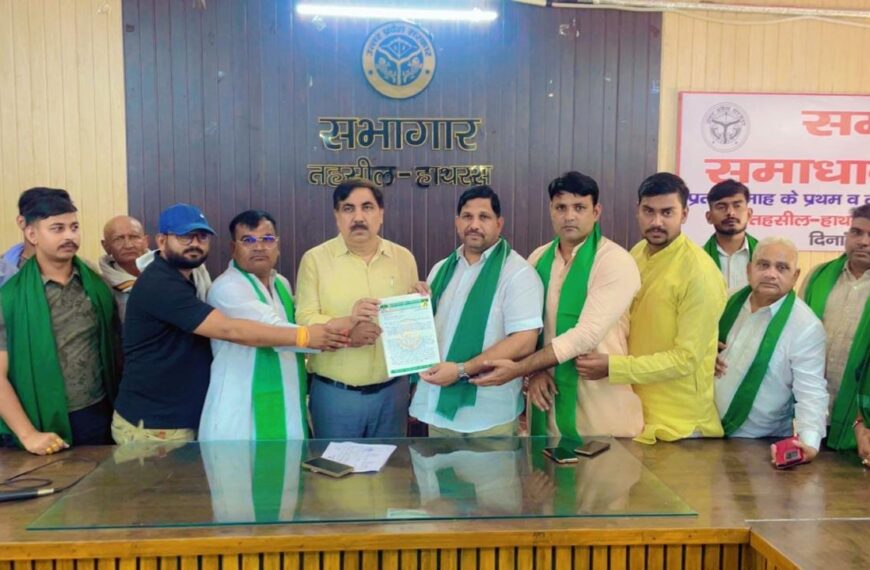 किसानों ने एसडीएम को सौंपा ज्ञापन, अवैध कब्जे हटाने व ऋण वसूली रोकने की मांग