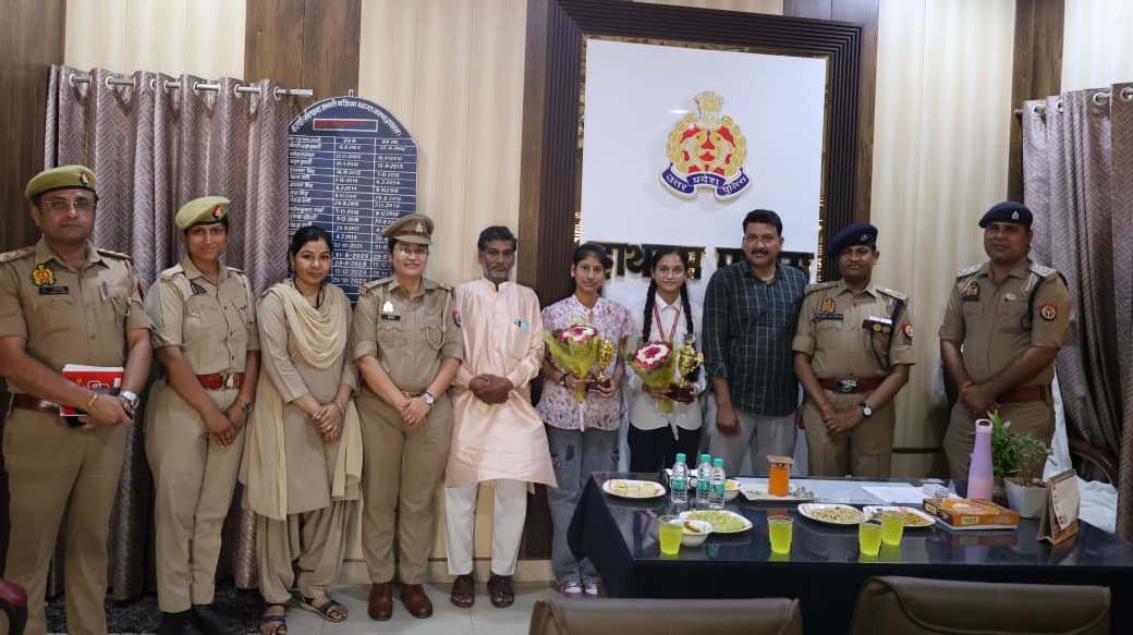 मेधावी छात्राओं का सम्मान, इंटरमीडिएट टॉपर्स को एसपी ने किया सम्मानित