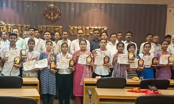 हाईस्कूल व इंटरमीडिएट के टॉप-10 छात्रों का सम्मान