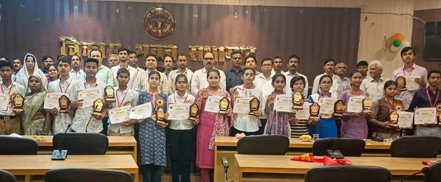 हाईस्कूल व इंटरमीडिएट के टॉप-10 छात्रों का सम्मान