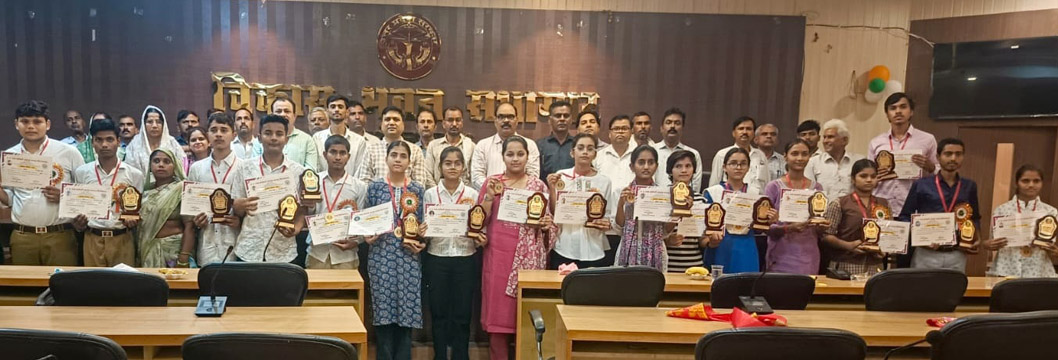 हाईस्कूल व इंटरमीडिएट के टॉप-10 छात्रों का सम्मान