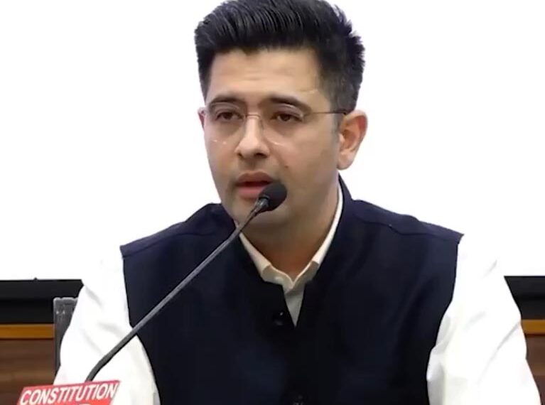 आप में फूट: राघव चड्ढा की अगुवाई में&hellip;