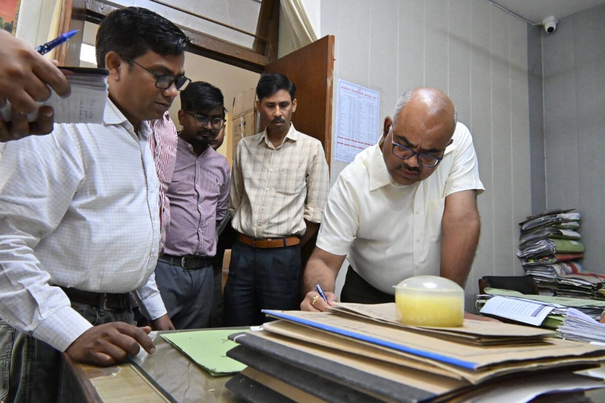 उपायुक्त उद्योग कार्यालय में औचक निरीक्षण में अनुपस्थित मिले कार्मिक