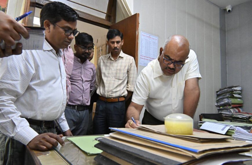 उपायुक्त उद्योग कार्यालय में औचक निरीक्षण में अनुपस्थित मिले कार्मिक