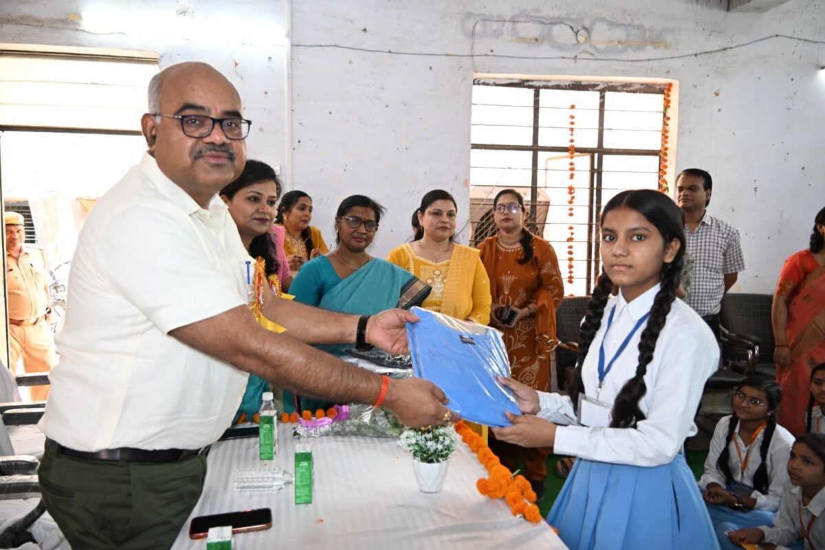 जिला अधिकारी की पहल पर छात्राओं को निःशुल्क मिली यूनिफॉर्म