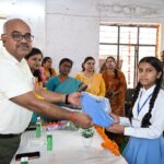 जिला अधिकारी की पहल पर छात्राओं को निःशुल्क मिली यूनिफॉर्म
