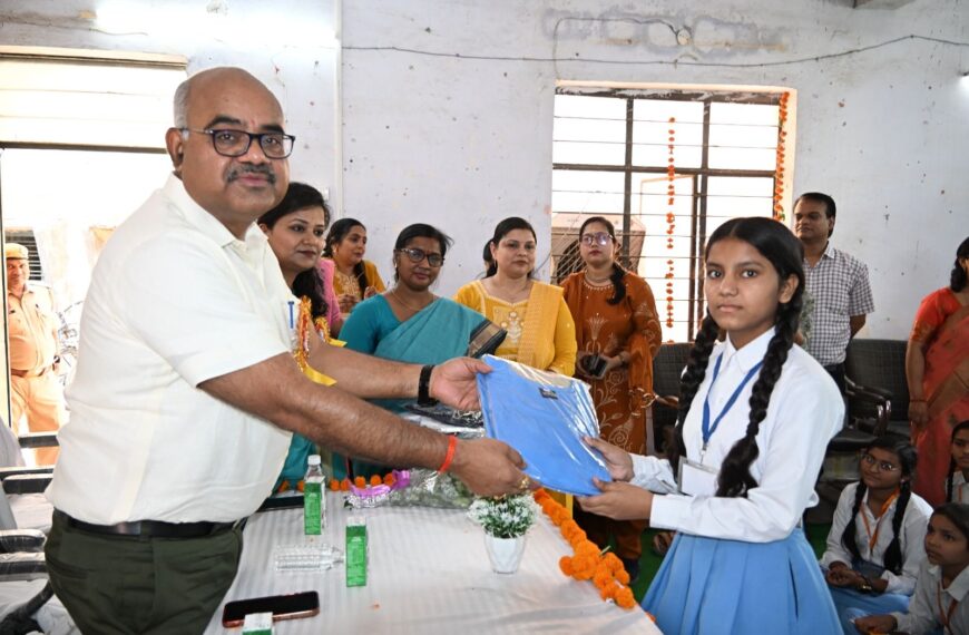 जिला अधिकारी की पहल पर छात्राओं को निःशुल्क मिली यूनिफॉर्म