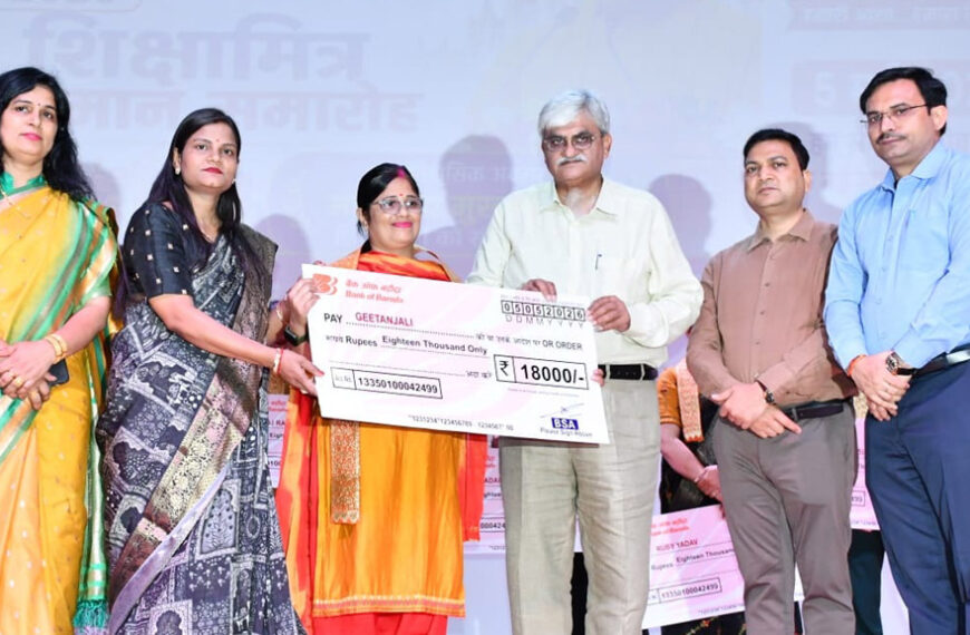 शिक्षामित्रों का सम्मान समारोह, मानदेय वृद्धि पर बांटे गए चैक