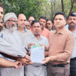 प्रधानों का धरना समाप्त, मुख्यमंत्री के नाम सौंपा ज्ञापन