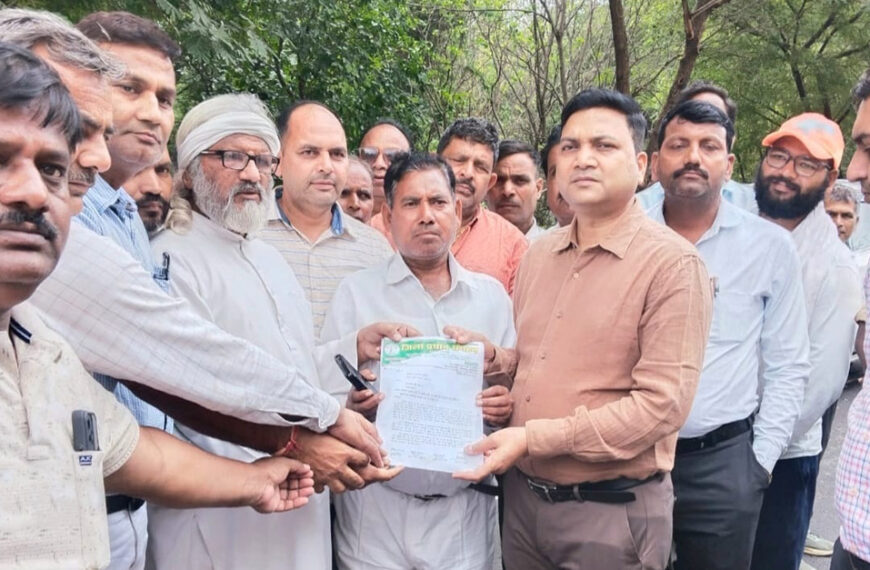 प्रधानों का धरना समाप्त, मुख्यमंत्री के नाम सौंपा ज्ञापन