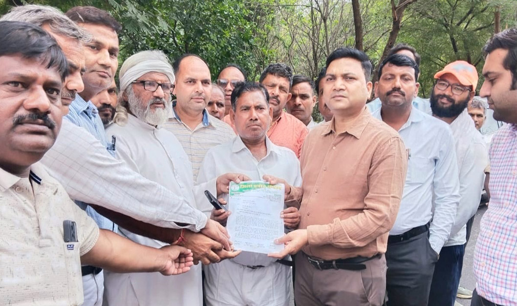 प्रधानों का धरना समाप्त, मुख्यमंत्री के नाम सौंपा ज्ञापन