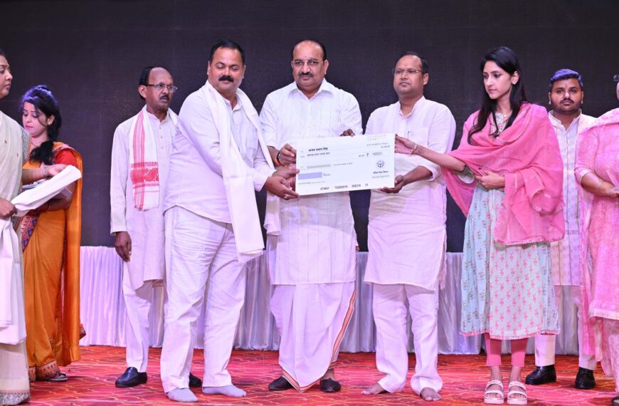 शिक्षामित्र सम्मान समारोह में बढ़े मानदेय पर सम्मान, जनप्रतिनिधियों ने किया उत्साहवर्धन