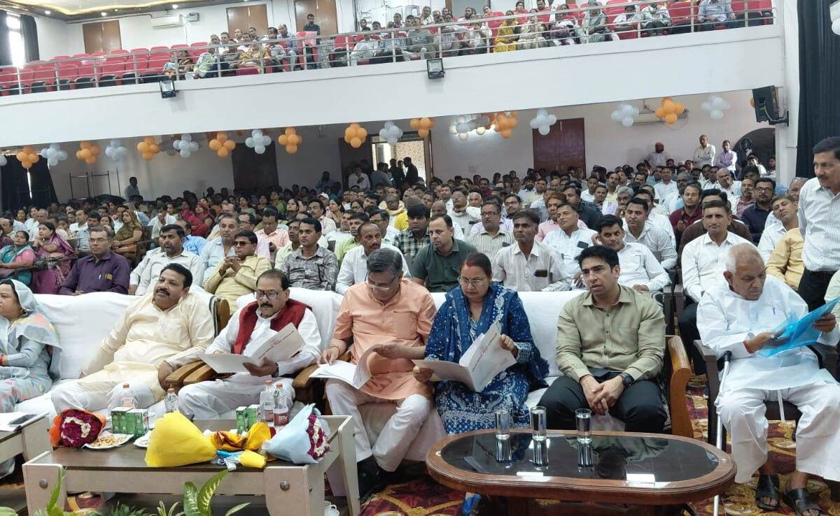 शिक्षामित्र सम्मान समारोह में बढ़े मानदेय के डेमो चेक वितरित