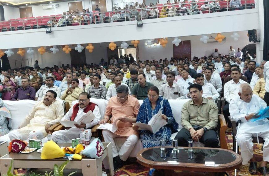 शिक्षामित्र सम्मान समारोह में बढ़े मानदेय के डेमो चेक वितरित