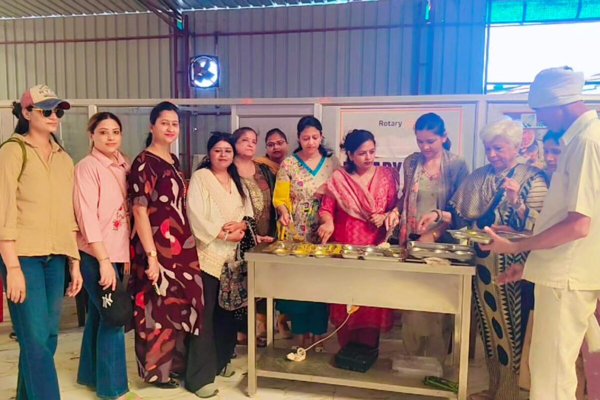 श्रमिक दिवस पर महिला शक्ति ने कराया भोजन वितरण कार्यक्रम