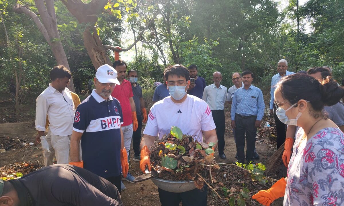 श्रम दिवस पर कलेक्ट्रेट में वृहद स्वच्छता अभियान, डीएम ने किया श्रमदान