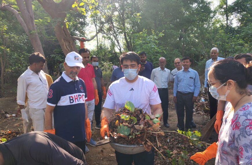 श्रम दिवस पर कलेक्ट्रेट में वृहद स्वच्छता अभियान, डीएम ने किया श्रमदान