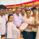 शिक्षक संघ ने धरना देकर डीआईओएस को दस सूत्रीय ज्ञापन सौंपा