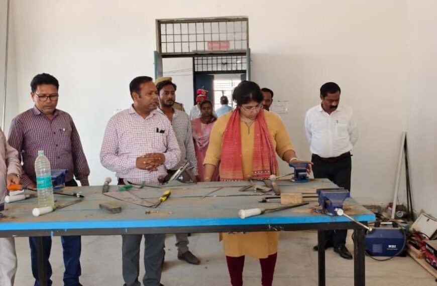 जिलाधिकारी ने राजकीय पॉलिटेक्निक गोपालपुर का किया निरीक्षण