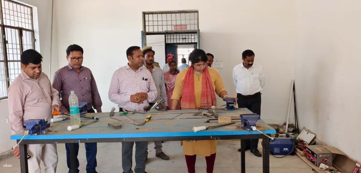 जिलाधिकारी ने राजकीय पॉलिटेक्निक गोपालपुर का किया निरीक्षण