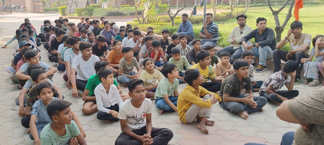 पढ़ाई के साथ खेलकूद और व्यायाम में भी हिस्सा लेना चाहिए — संघचालक