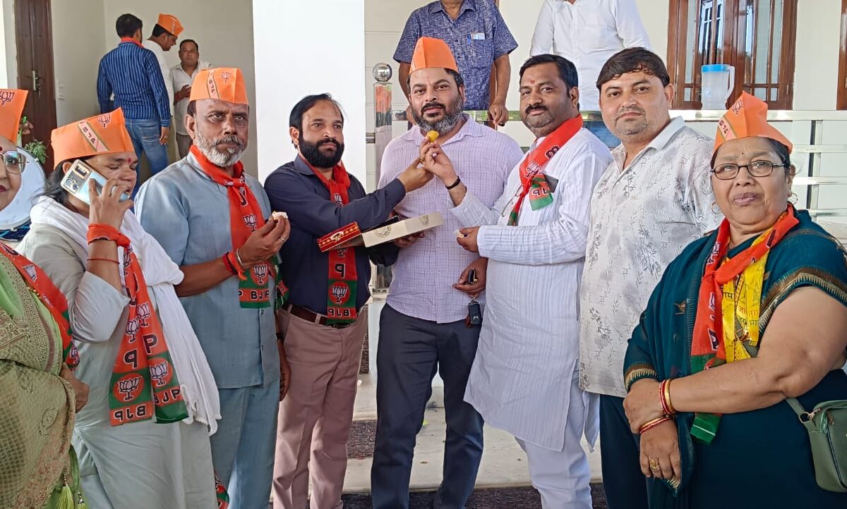 भाजपा की जीत पर विधायक आवास पर जश्न, मिष्ठान वितरण और आतिशबाजी