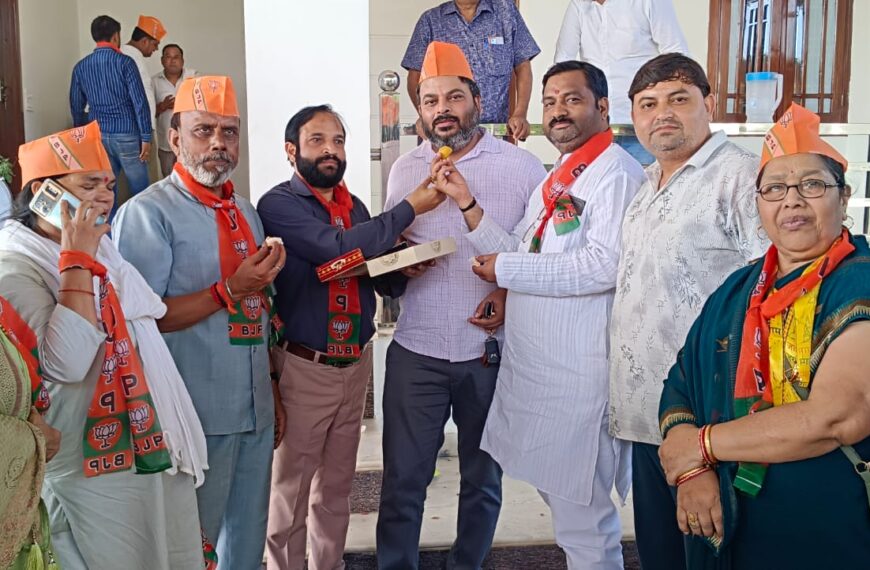 भाजपा की जीत पर विधायक आवास पर जश्न, मिष्ठान वितरण और आतिशबाजी