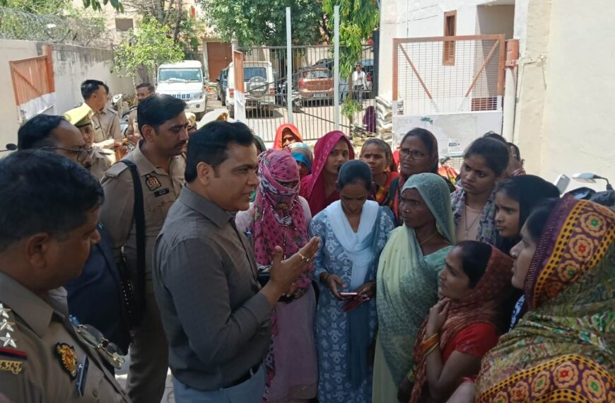 आसफाबाद नई बस्ती की महिलाओं ने एसएन फीडर का किया घेराव