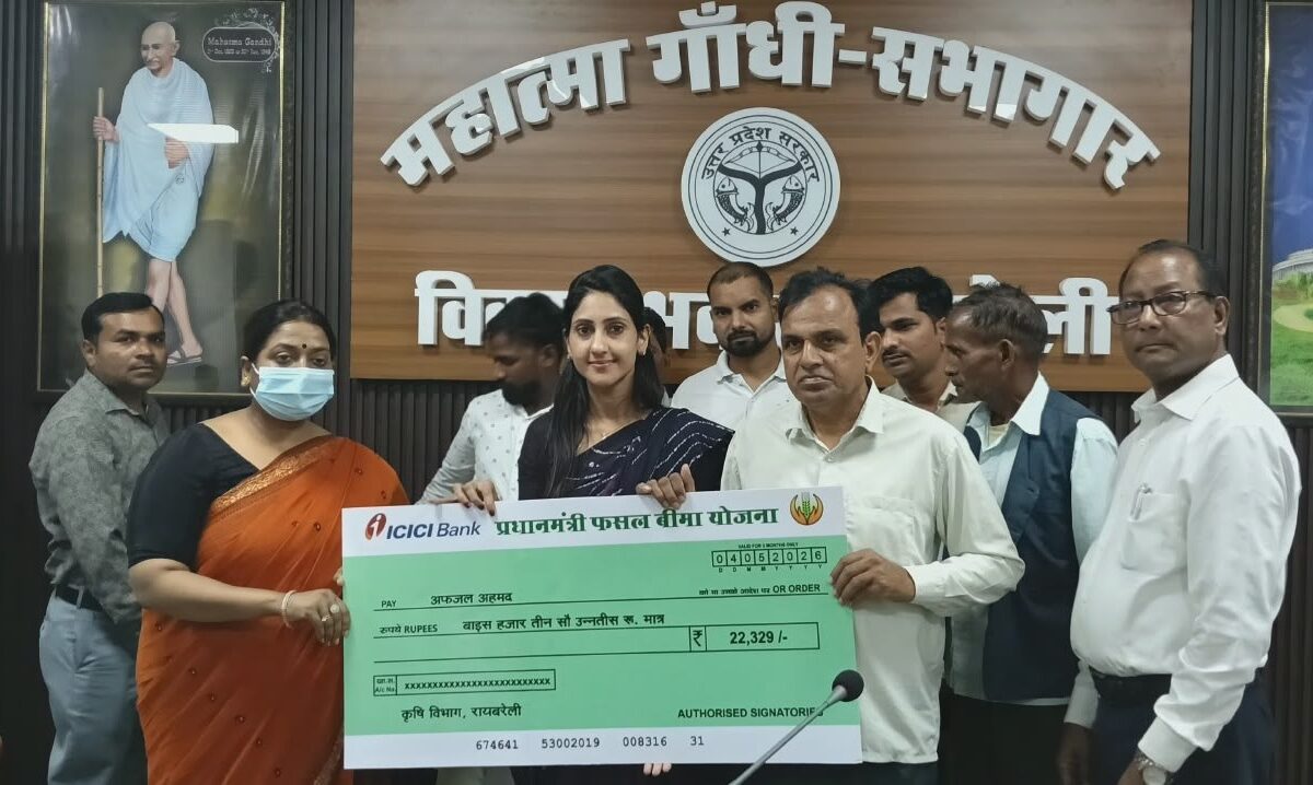 सदर विधायक ने 12 किसानों को क्षतिपूर्ति के डमी चेक किए वितरित