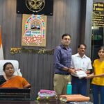 छात्रा को टैबलेट किया गया वितरित