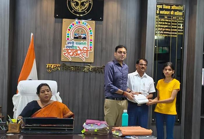 छात्रा को टैबलेट किया गया वितरित